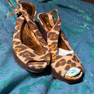 Tahari Brown Leopard Print Wedge Sandals canvas open toe 10